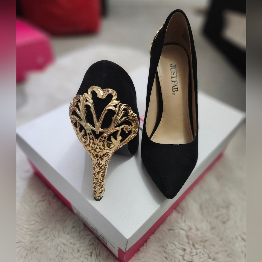 JustFab Black and Gold Filigree High Heel Pumps π Size 6.5